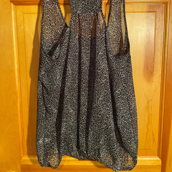 sleeveless top - Picture 3 of 4